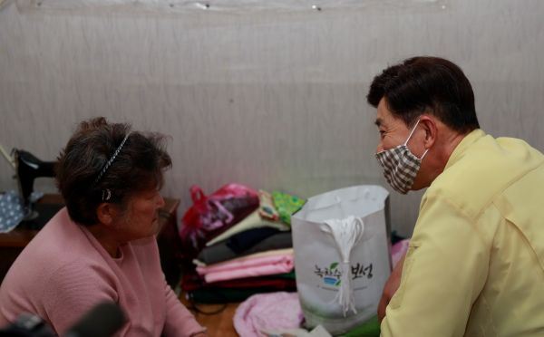 김갑순 할머니는 보성군에서 재료를 지원받아 12일부터 면 마스크 봉사에 나섰으며 재택 봉사활동 방식으로 마스크를 제작하고 있다.